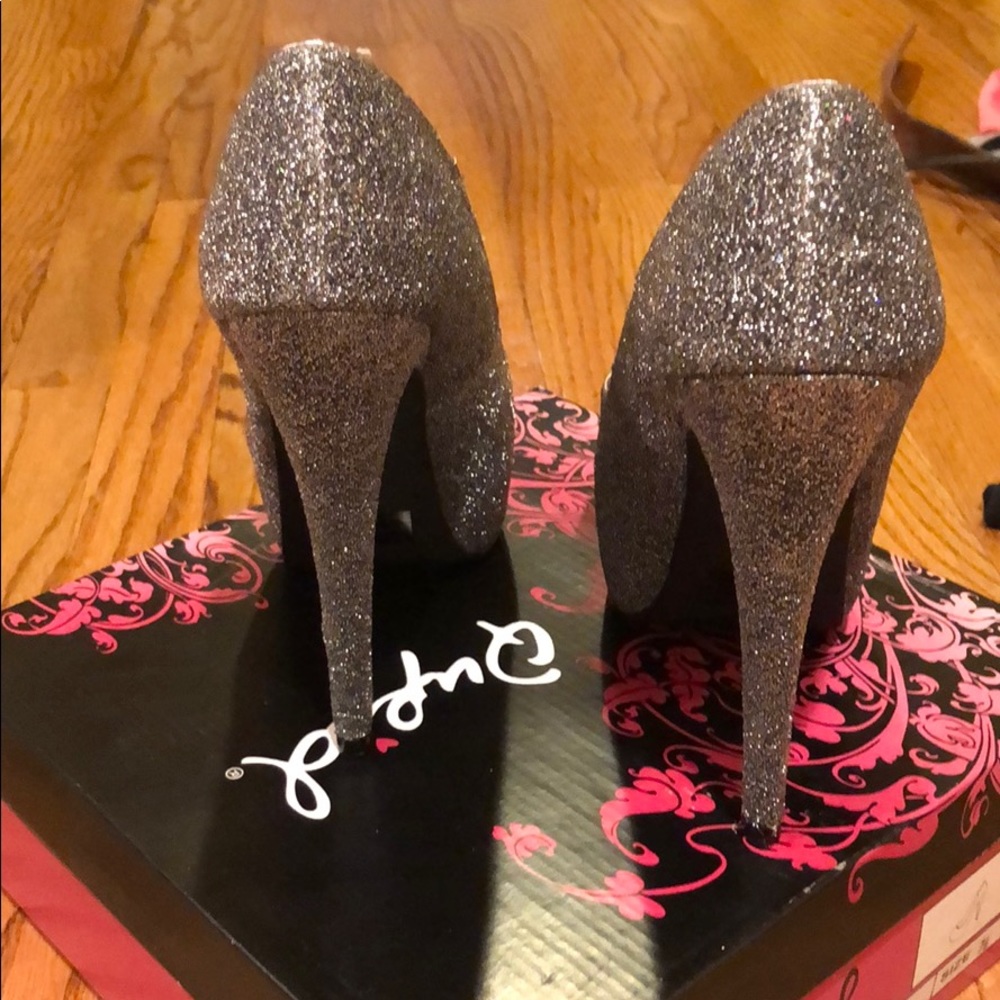 Pumps - Picture 3 of 3